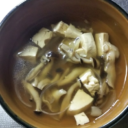 カレーとセットのスープ作りでこちらを参考に。舞茸としめじお豆腐が余っていたので作らせていただきました。ちょびっとお醤油がポイントですね。美味しく頂きました^^)